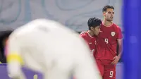 Selebrasi pemain Timnas Indonesia U-19, Jens Raven (kanan) bersama Kafiatur Rizky setelah menjebol gawang Thailand U-19 pada laga final Piala AFF U-19 2024 di Stadion Gelora Bung Tomo, Surabaya, Senin (29/7/2024). (Bola.com/Bagaskara Lazuardi)