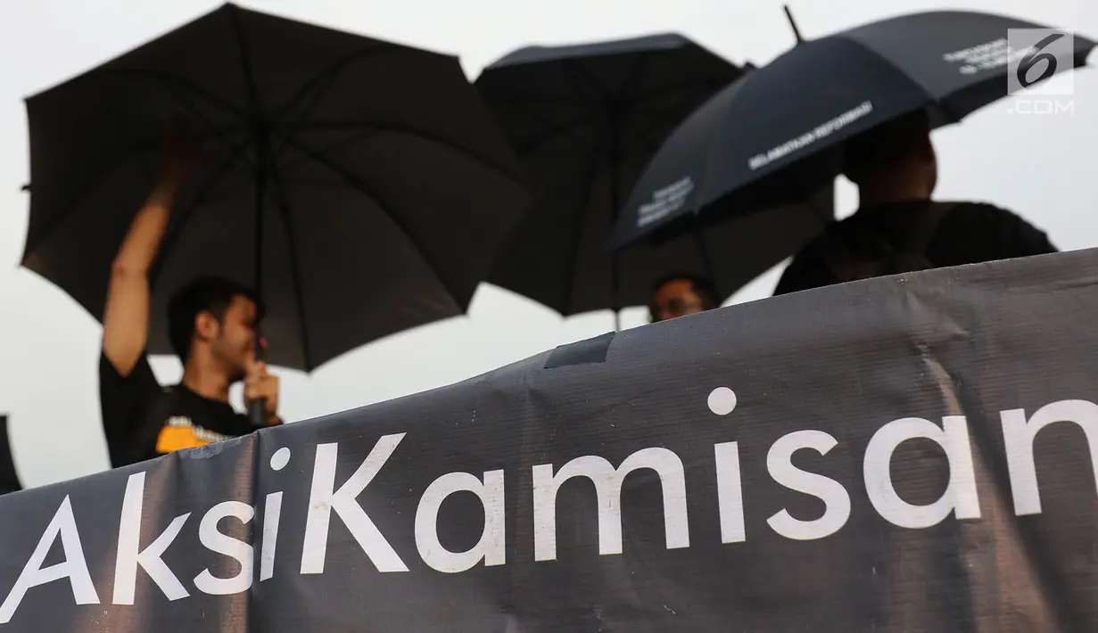 Aktivis JSKK menggelar aksi diam Kamisan ke-540 di depan Istana Merdeka, Jakarta, Kamis (31/5). Para aktivis menuntut agar Presiden Joko Widodo menyelesaikan kasus perkosaan, pembunuhan, dan kerusuhan peristiwa 1998. (Liputan6.com/Immanuel Antonius)