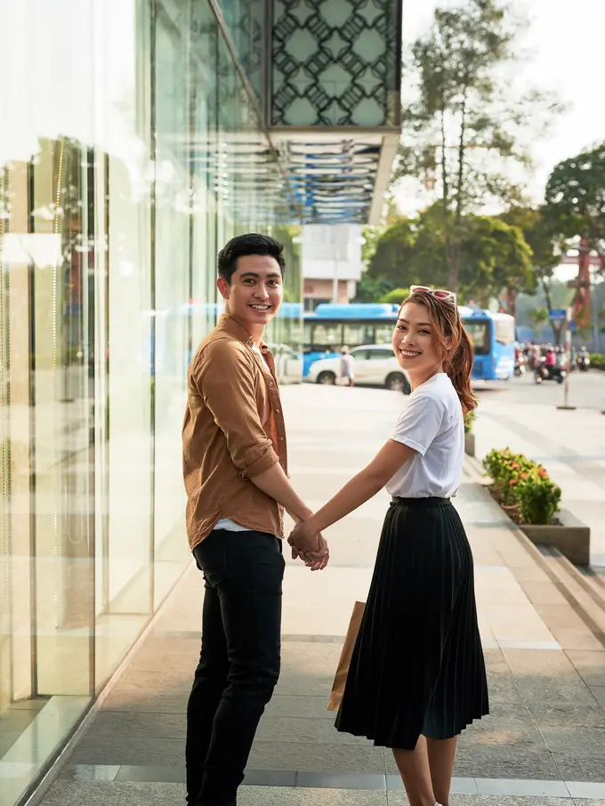 perempuan dan pasangan 18 juli berdiri