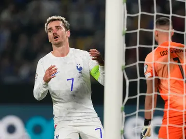 Reaksi pemain Prancis Antoine Griezmann setelah gagal mencetak gol ke gawang Yunani pada pertandingan sepak bola Grup B Kualifikasi Euro 2024 di OPAP Arena, Athena, Yunani, Selasa (21/11/2023). (AP Photo/Thanassis Stavrakis)