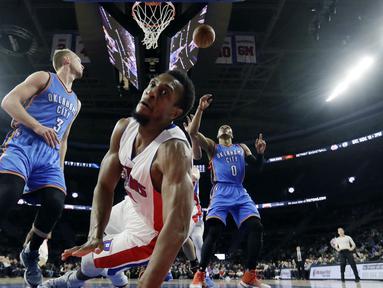 Pemain Detroit Pistons, Ish Smith terjatuh saamelakukan layup  ke jaring Oklahoma pada laga NBA basketball game di Auburn Hills, (14/11/2016).  (AP/Carlos Osorio)