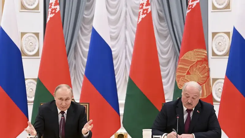 Presiden Rusia Vladimir Putin dan Presiden Belarus Alexander Lukashenko menghadiri pertemuan di Minsk, Belarus, pada Senin, 19 Desember 2022. (Pavel Bednyakov, Sputnik, Kremlin Pool Photo via AP)