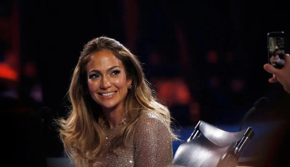 Penyanyi cantik Jennifer Lopez berselfie disela persiapannya menjadi juri dalam final American Idol di Hollywood, California, Kamis (7/4/2016). (REUTERS/Mario Anzuoni)