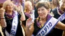 Salah satu kontestan, Carmela Ben Yehuda (89 tahun) sedang menari saat mengikuti kontes kecantikan di Kota Haifa, Israel (30/10). Kontes tahunan ini digelar untuk menghormati mereka yang selamat dari genosida Holocaust. (Reuters/Amir Cohen)