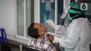 Petugas melakukan tes usap PCR kepada warga di Laboratorium Genomik Solidaritas Indonesia (GSI), Kamis (3/2/2022). Terkait meningkatnya kasus harian COVID-19 di Tanah Air, tren penambahan kasus di Indonesia secara konsisten cenderung meningkat dalam sepekan terakhir. (Liputan6.com/Faizal Fanani)