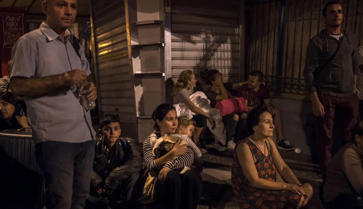 Sejumlah penumpang kapal feri Eleftherios Venizelos dievakuasi petugas saat kapal terbakar di pelabuhan Piraeus, dekat Athena, (29/8). Kapal feri tersebut mengangkut 875 penumpang dan 141 awak. (AFP Photo/Angelos Tzortzinis)
