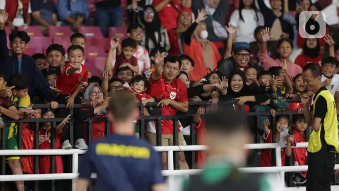 Antusiasme Penonton Saksikan Laga Oxford United Melawan Liga Indonesia All Star