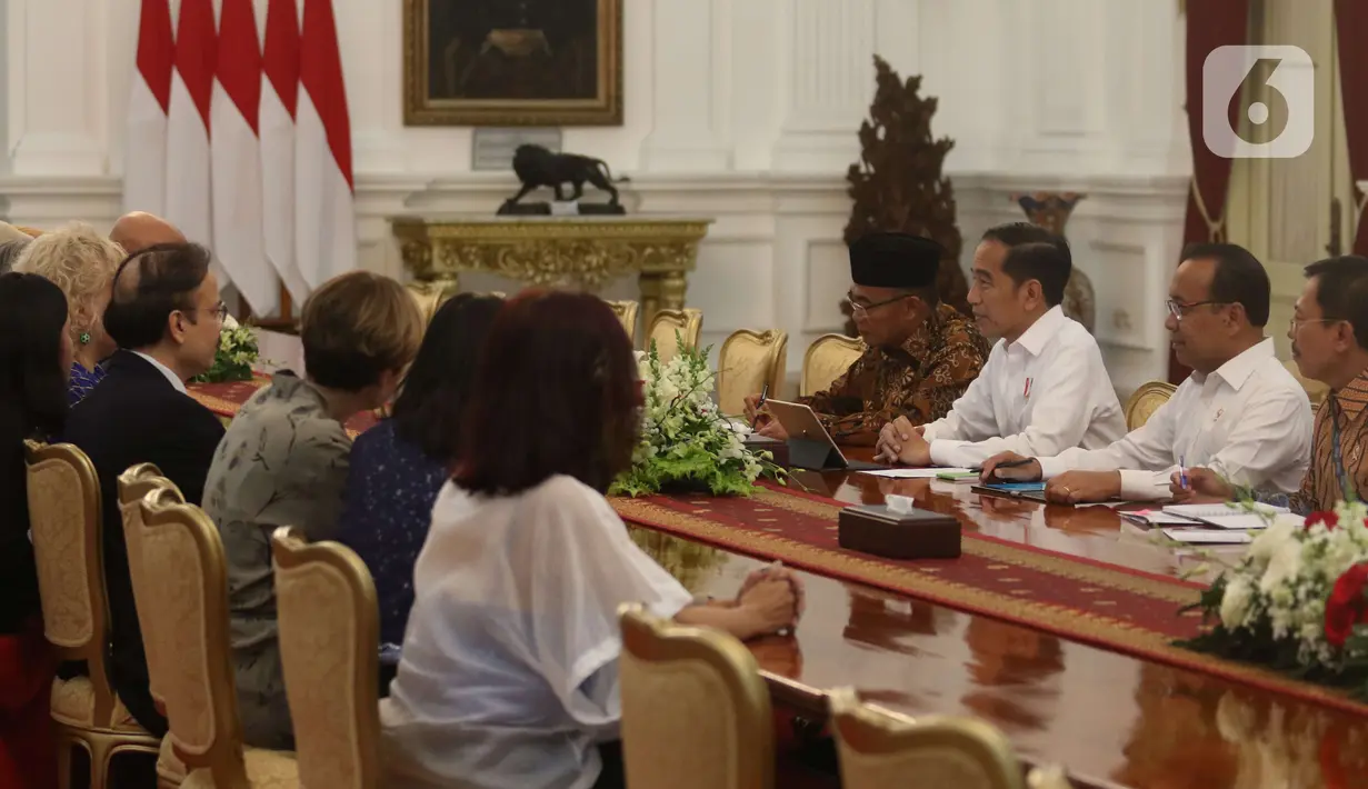 Presiden Joko Widodo menerima dan beraudiensi dengan delegasi Aksi Stop TBC Dunia di Istana Merdeka, Jakarta, Senin (9/12/2019). Dalam pertemuan tersebut, Jokowi didampingi oleh Menko PMK Muhadjir Effendy, Mensesneg Pratikno dan Menkes Terawan Agus Putranto. (Liputan6 com/Angga Yuniar)