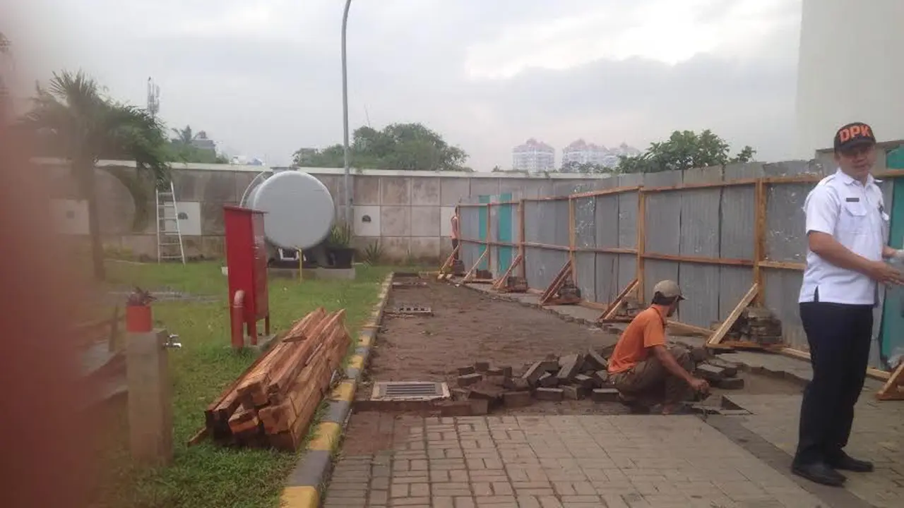  Wali Kota Jakarta Selatan Tri Kurniadi meninjau langsung proses normalisasi Kali Krukut di Kemang, Jakarta Selatan.