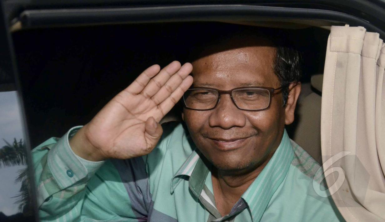 Ketua Presidium Korps Alumni Himpunan Mahasiswa Islam (KAHMI) Mahfud MD mendatangi gedung KPK Jakarta, Kamis (9/4/2015).  Mahfud memberikan salam usai menjenguk mantan Ketua PB HMI, Anas Urbaningrum di Rumah Tahanan KPK. (Liputan6.com/Helmi Afandi)