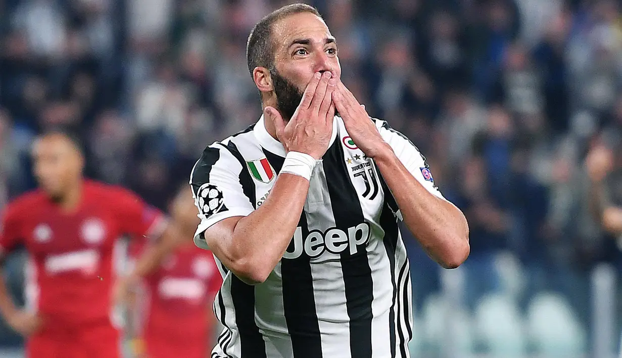 Penyerang Juventus, Gonzalo Higuain mencetak satu gol untuk kemenangan timnya atas Olympiakos pada laga grup D Liga Champions di Allianz stadium, Turin, (27/9/2017). Juventus menang 2-0. (Alessandro Di Marco/ANSA via AP)