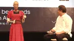 Menteri Komunikasi dan Informatika Rudiantara (kanan) berinteraksi dengan robot Sophia dalam dialog internasional CSIS di Hotel Borobudur, Jakarta, Selasa (17/9/2019). Sophia yang disebut-sebut sebagai robot tercerdas di dunia itu tampil mengenakan kebaya merah. (merdeka.com/Iqbal Nugroho)
