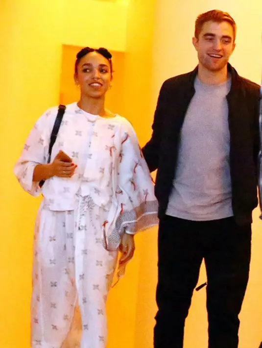 Pasangan Pattinson dan Twigs belum lama ini disebut akan melanjutkan hubungannya ke jenjang pernikahan. Namun kini isu tak sedap menimpanya, di mana mereka disebut telah mengakhiri hubungannya. (Astrid/Stawiars)