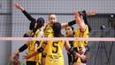 Para pemain Gresik Phonska Plus melakukan selebrasi usai mendapatkan poin dari Jakarta Pertamina Enduro pada laga seri lima putaran kedua di GOR Candradimuka Padepokan Voli Jenderal Polisi Kunarto, Sentul Bogor, Minggu (22/2/2026) malam WIB. (Bola.com/Abdul Aziz)