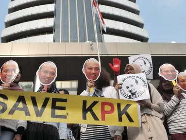 Puluhan aktivis gerakan anti korupsi menggelar aksi di depan gedung KPK, Jakarta (11/4). Mereka menggelar aksi sambil membawa poster Novel Baswedan dan mengutuk pelaku penyerangan terhadap novel. (Liputan6.com/Helmi Afandi)