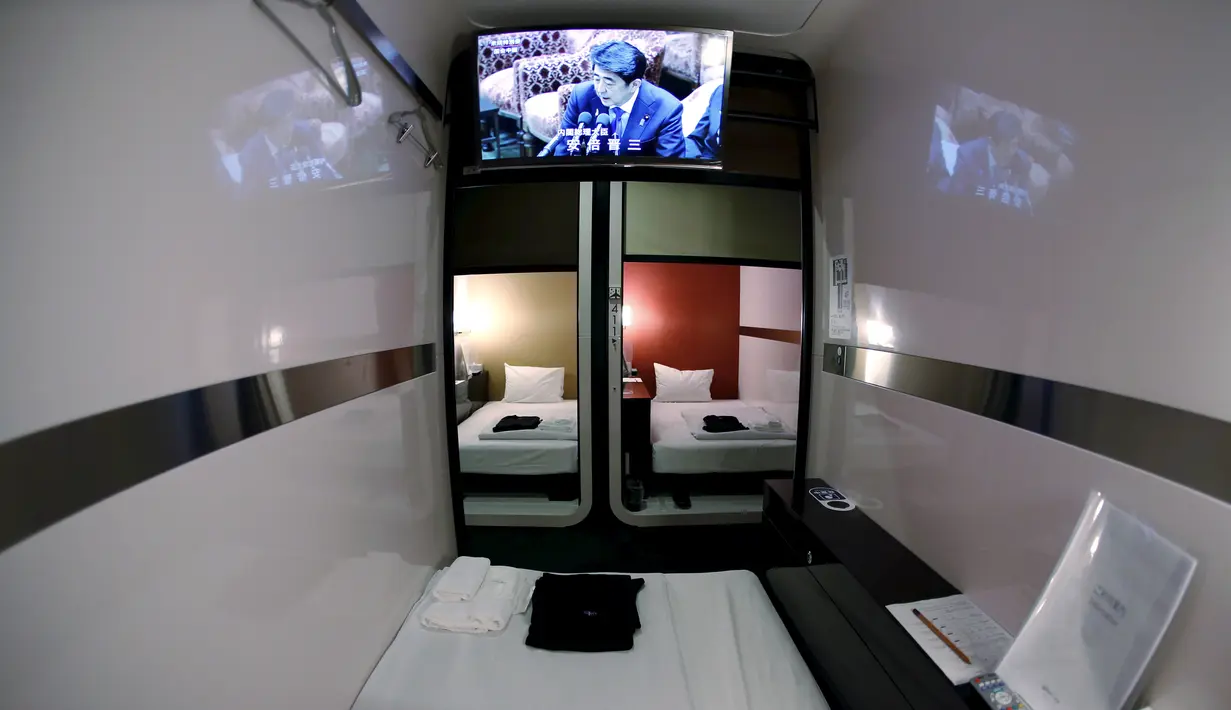 Suasana dalam kamar di First Hotel Cabin, Tokyo, Jepang (30/7/2015). Layanan kelas bisnis di Hotel First Cabin menawarkan interior yang unik dan nyaman. (Reuters/Toru Hanai)