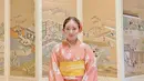 Setelah hanbok, Natasha juga menyempatkan diri mengenakan pakaian tradisional Jepang dalam kunjungannya ke Negeri Sakura pada Desember 2022 lalu. [@natashawilona12]