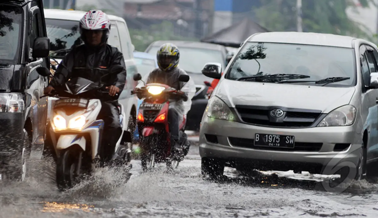 Sistem drainase yang buruk menjadi penyebab sejumlah ruas jalan di Ibu Kota selalu digenangi air setiap turun hujan, Jakarta, Kamis (22/1/2015).(Liputan6.com/Miftahul Hayat)