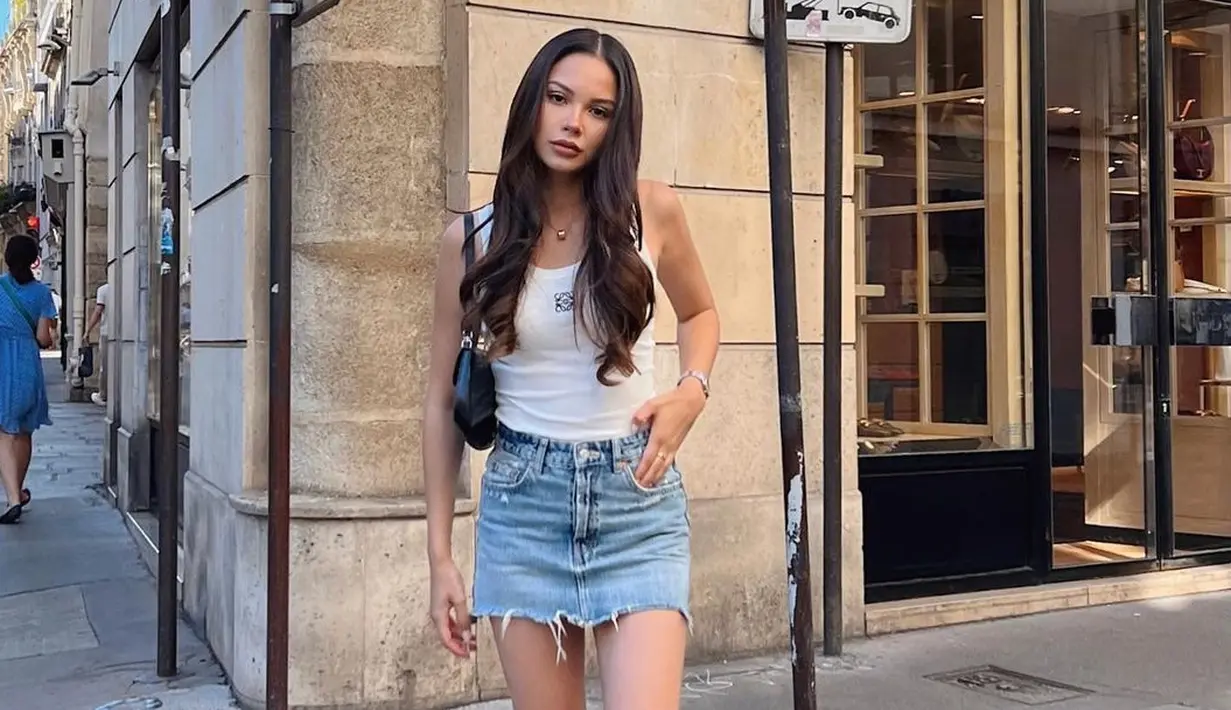 <p>Cara lain bisa menggunakan rok pendek denim. Paduan ini bisa jadi outfit andalan. [Instagram/alyssadaguise]</p>