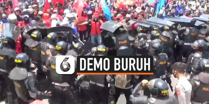 VIDEO: Baku Hantam Polisi dan Demonstran UU Cipta Kerja di Bandung