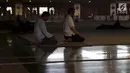 Umat Islam melakukan salat berjamaah di Masjid At Tin, Jakarta, Selasa (14/7). Bulan suci Ramadan dimanfaatkan umat muslim untuk mendekatkan diri kepada Allah SWT dengan meningkatkan ibadah di masjid. (Liputan6.com/Helmi Fithriansyah)