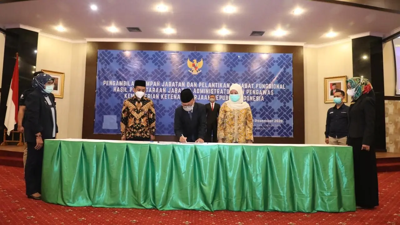Kementerian Ketenagakerjaan resmi melantik dan mengambil sumpah 449 pejabat administrator (eselon 3) dan pengawas (eselon 4) ke dalam jabatan fungsional di lingkungan Kemnaker, Rabu (30/12/2020) di Jakarta.