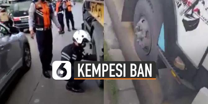 VIDEO: Viral Petugas Dishub Mengempesi Truk yang Parkir Sembarangan