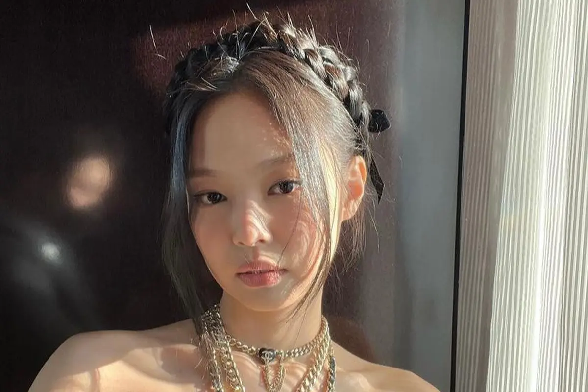 9 Potret Jennie BLACKPINK di Paris Fashion Week 2022, Tampil Imut dan Elegan Serba Hitam