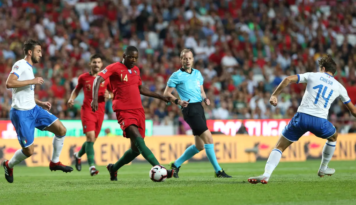 Pemain Portugal, William Carvalho berusaha mengumpan bola dari kawalan dua pemain Italia pada pertandingan UEFA Nations League di Stadion Luz, Lisbon, Portugal, (11/9). Portugal tipis 1-0 atas Italia. (AP Photo/Armando Franca)