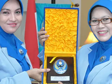 Citizen6, Surabaya: Setelah itu dilanjutkan dengan acara penyerahan cinderamata dari ketua UmumJalasenastri kepada Tri Indra Verry K.G. (Pengirim: Penkobangdikal)