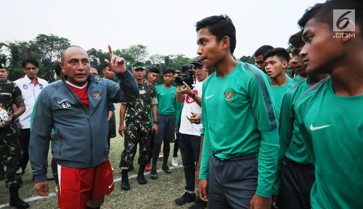 Ketua Umum PSSI, Edy Rahmayadi (kiri) memberi arahan pada pemain Timnas Indonesia U-16 jelang pelepasan di Lapangan Atang Sutresna, Jakarta, Rabu (13/9). Timnas U-16 akan berlaga pada kualifikasi Piala Asia U-16. (Liputan6.com/Helmi Fithriansyah)