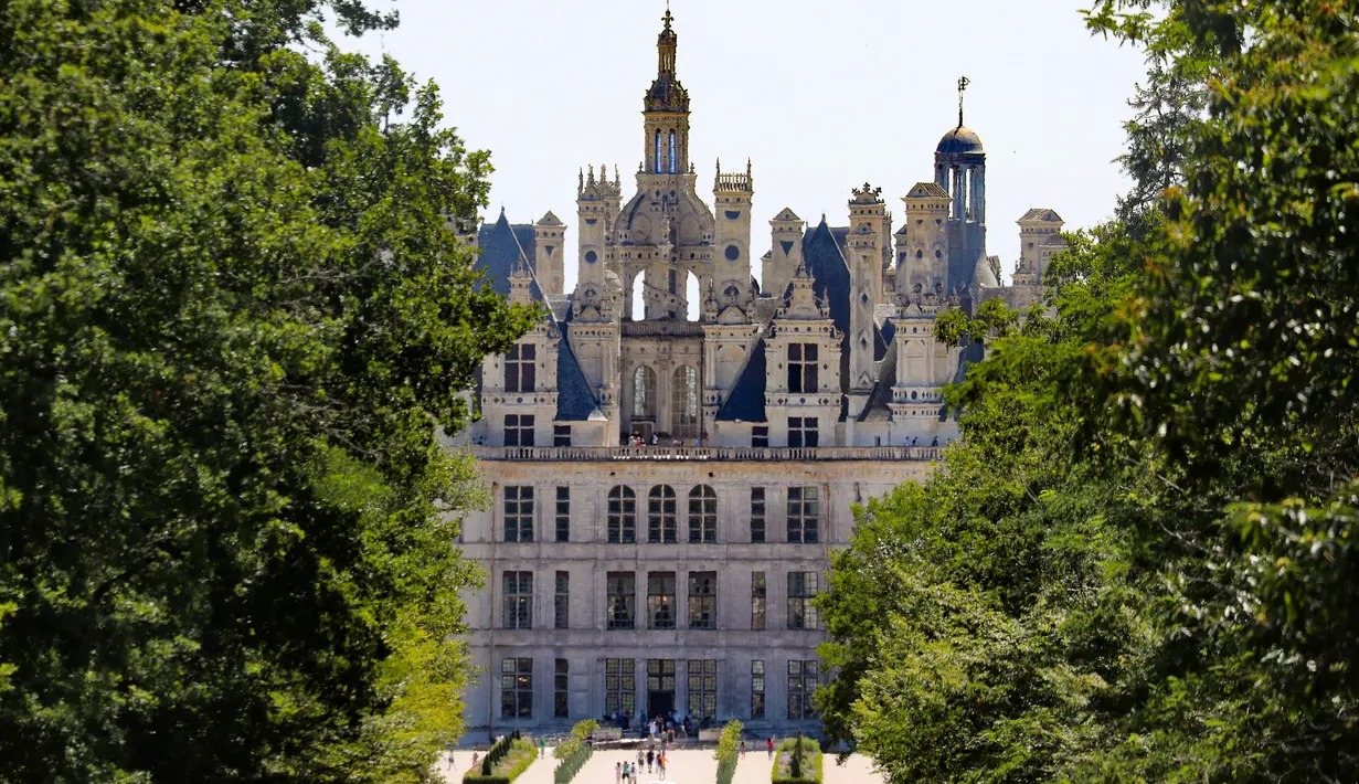 Sebuah gambar menunjukkan Kastil Chambord, di Chambord, Prancis pada 22 Juli 2020. Bangunan bersejarah ini merupakan salah satu kastil terbesar di Prancis sekaligus lokasi nyata yang menginspirasi film pertama Beauty and The Beast, 26 tahun lalu. (Photo by Ludovic MARIN / AFP)