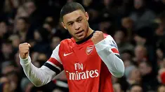 Gelandang Arsenal Alex Oxlade-Chamberlain berselebrasi setelah mencetak gol keduanya saat laga pertandingan sepak bola Liga Inggris antara Arsenal melawan Crystal Palace di Stadion Emirates, London, pada (02/02/14) waktu Setempat. (Foto: AFP/Ben Stansall)