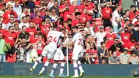 Para pemain Crystal Palace merayakan gol yang dicetak Patrick van Aanholt ke gawang Manchester United pada laga Premier League di Stadion Old Trafford, Manchester, Sabtu (24/8). MU kalah 1-2 dari Palace. (AFP/Lindsey Parnaby)