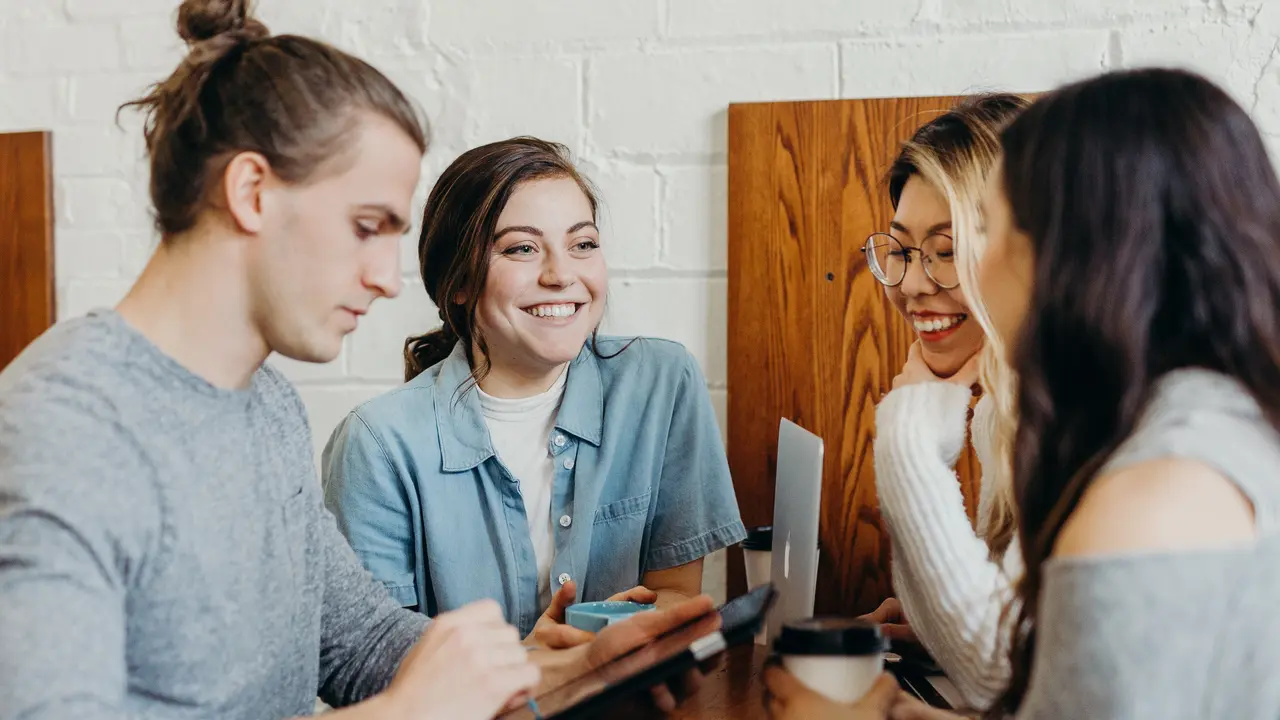 Tiga perempuan asal Surabaya buka lapangan pekerjaan di tengah pandemi Covid-19/dok. Unsplash Brooke