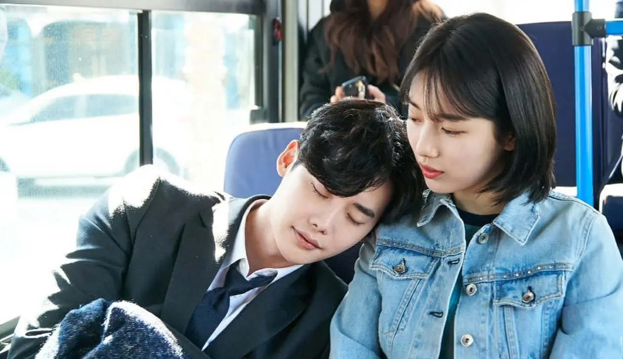 Drama While You Were Seleeping dibintangi oleh Lee Jong Suk dan Bae Suzy. Drama ini bercerita tentang seorang wanita yang punya kemampuan untuk melihat masa depan. (foto: soompi.com)