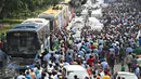 Aksi longmarch ribuan sopir taksi, bajaj dan angkutan umum dari Balai Kota menuju Istana Merdeka, Jakarta, Senin (14/3). Mereka melakukan aksi protes menuntut Presiden agar menertibkan transportasi berbasis online. (Liputan6.com/Immanuel Antonius)