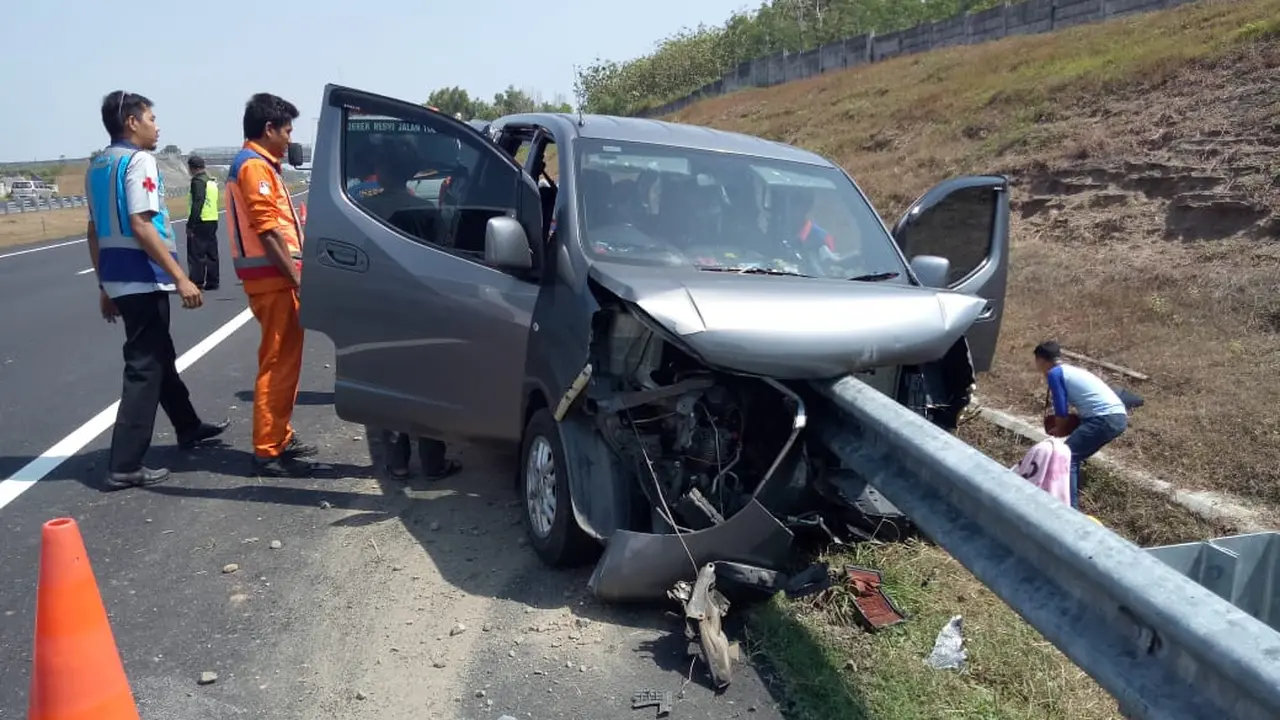 Kondisi Sebuah Mobil Saat Mengalami Kecelakaan di Ruas Tol Solo-Sragen KM 501, Sabtu (31/5/2019). (Foto: Istimewa)