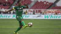 Gelandang PSMS Medan, Legimin Raharjo, mengontrol bola saat melawan Sriwijaya FC pada perebutan tempat ketiga Piala Presiden di SUGBK, Jakarta, Sabtu (17/2/2018). PSMS kalah 0-4 dari Sriwijaya FC. (Bola.com/Vitalis Yogi Trisna)