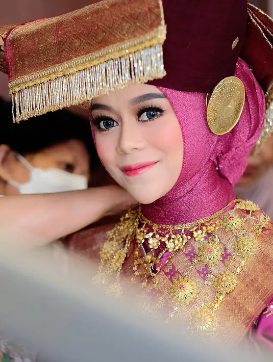 Riasan wajah Lesti Kejora oleh Kirana Fary juga semakin menonjolkan penampilannya di Malam Bainai, tanpa menimbulkan kesan berlebihan. Dengan lipstik merah dan makeup mata yang apik, riasan wajah Lesti Kejora berhasil menyempurnakan keseluruhan penampilannya saat itu. Foto: Instagram @kiranafary.
