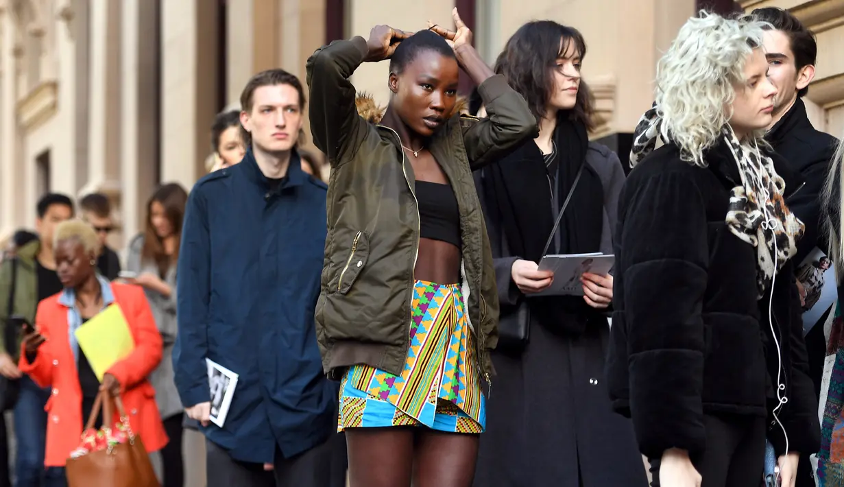 Model mengantrre ketika mereka menunggu panggilan casting untuk Melbourne Fashion Week, Australia (24/7/2019). Melbourne Fashion Week akan berlangsung 28 Agustus hingga 5 September 2019. (AFP Photo/William West)