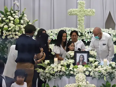 Keluarga saat upacara tutup peti jenazah selebgram Edelenyi Laura Anna di rumah duka Grand Heaven Pluit, Jakarta Utara, Kamis (16/12/2021). Laura Anna meninggal dunia pada 15 Desember 2021 di Eka Hospital, Cibubur, Jakarta. (Liputan6.com/Herman Zakharia)