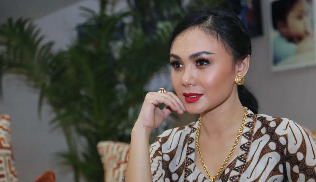 Hubungan dengan pria yang kini jadi suami Nagita Slavina kandas. Yuni dikabarkan menjalin hubungan dengan Chiko Hakim. Mantan suami dari artis dan politisi Wanda Hamidah. Beberpa potret kemesraan keduanya terlihat di media sosial. (Adrian Putra/Bintang.co