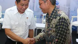 Menhub Ignasius Jonan (kiri) bersama Chairman iCIO Community Agus Wicaksono saat peresmian iCIO Community, Jakarta, (20/5). CIO dan staf TI ini akan berbagi pengetahuan dan pengalaman terkait pemanfaatan teknologi informasi. (Liputan6.com/Angga Yuniar)