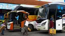 Ribuan penumpang dar berbagai daerah memadati Terminal Kedatangan Terminal Kampung Rambutan, Jakarta. Tampak dalam foto, penumpang bus Antar Kota Antar Provinsi (AKAP) saat tiba di Terminal Kampung Rambutan, Jakarta Timur, Rabu (25/3/2026). (Kapanlagi.com/Budy Santoso)
