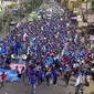 Ratusan buruh bergerak dengan berjalan kaki memenuhi seluruh Jalan Raya Serpong menuju BSD dan pintu tol yang membuat lalu lintas lumpuh. (Naomi Trisna/Liputan6.com)