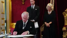 Raja Charles III menandatangani sumpah untuk menegakkan keamanan Gereja di Skotlandia saat upacara proklamasi bersama Dewan Aksesi di Istana St. James, London, Inggris, Sabtu (10/9/2022). Proklamasi Raja Charles III sebagai penguasa Britania Raya telah dilaksanakan. (Victoria Jones/Pool Photo via AP)
