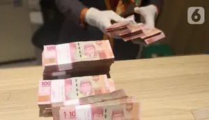 Teller menghitung mata uang Rupiah di Jakarta, Kamis (16/7/2020). Bank Indonesia mencatat nilai tukar Rupiah tetap terkendali sesuai dengan fundamental. (Liputan6.com/Angga Yuniar)