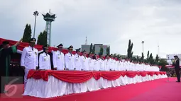 Gubernur Provinsi Jawa Tengah, Ganjar Pranowo (kanan) membacakan sumpah jabatan saat Pelantikan Bupati beserta wakil dan Walikota beserta wakil di Semarang , Rabu (17/2). Ada sebanyak 17 pasangan kepala daerah dilantik oleh Gubernur Jateng. (Gholib)