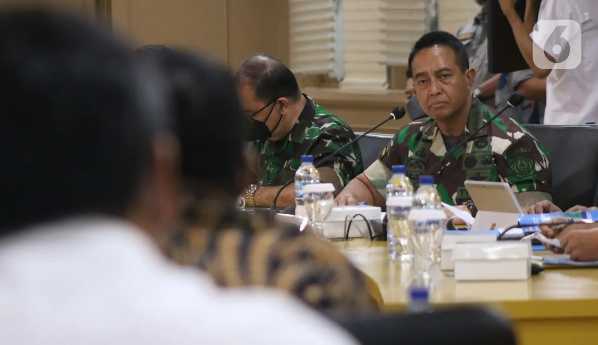 Panglima TNI Jenderal Andika Perkasa saat mengikuti rapat dengan Komite I DPD di Nusantara VI, Kompleks Parlemen MPR/DPR-DPD, Senayan, Jakarta, Selasa (8/2/2022). Rapat kerja ini membahas mengenai Pelaksanaan UU Nomor 43 Tahun 2008 tentang Wilayah Negara. (Liputan6.com/Angga Yuniar)